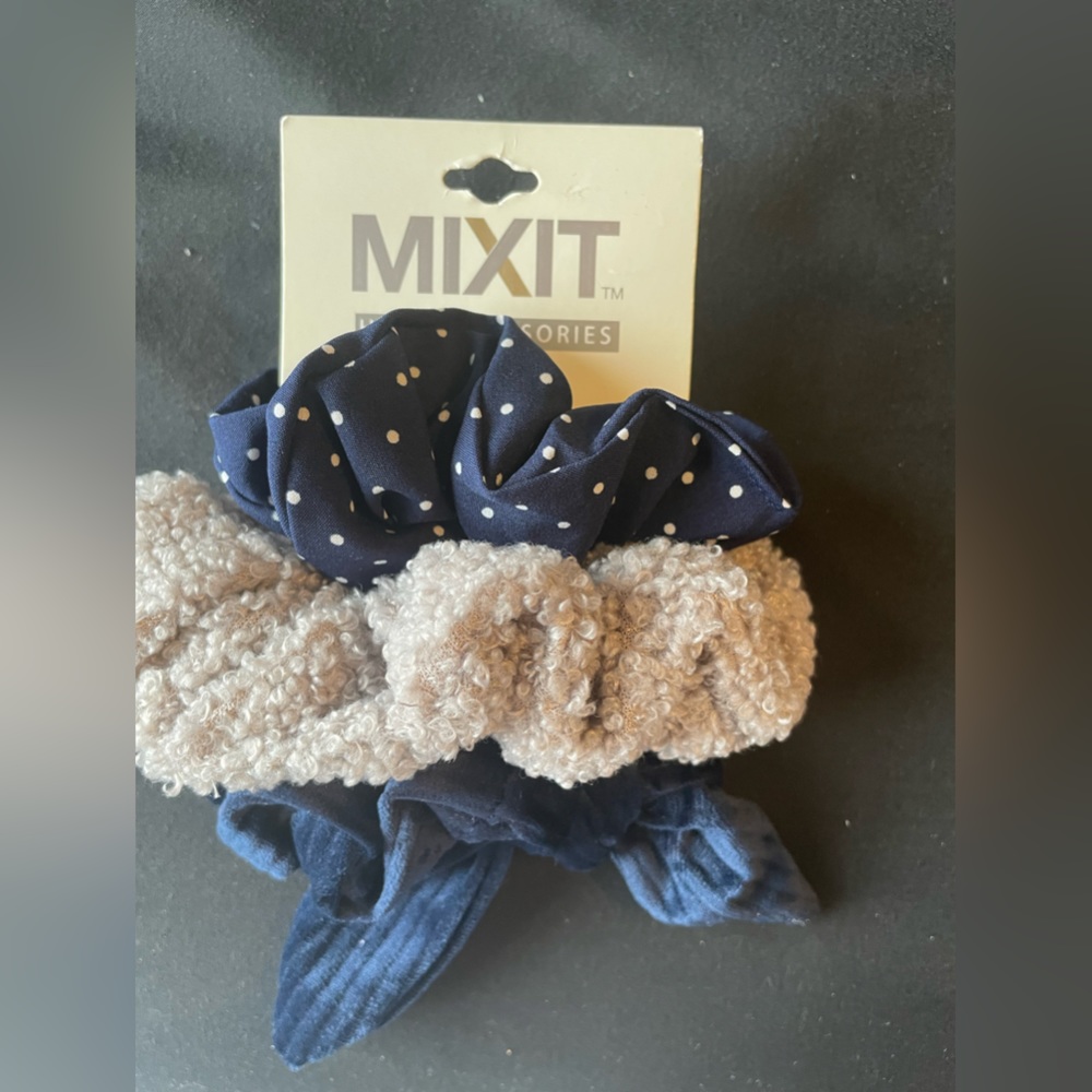 NWT Mix It scrunchy set